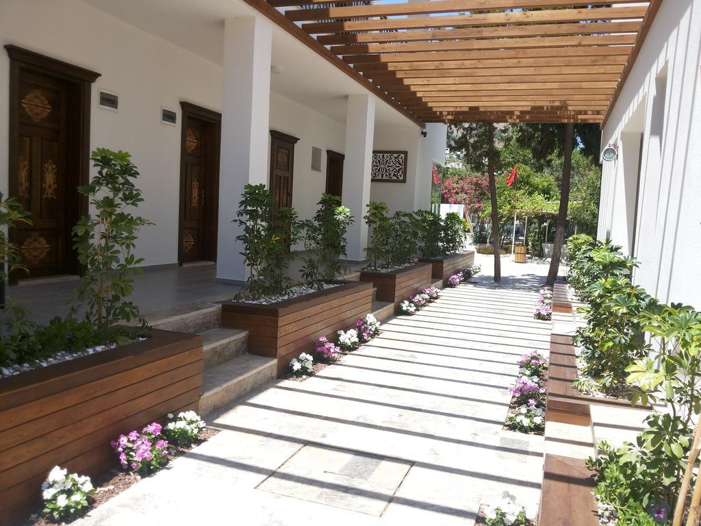 Meggs Bodrum Beach Restaurant & Hotel Ortakent Dış mekan fotoğraf