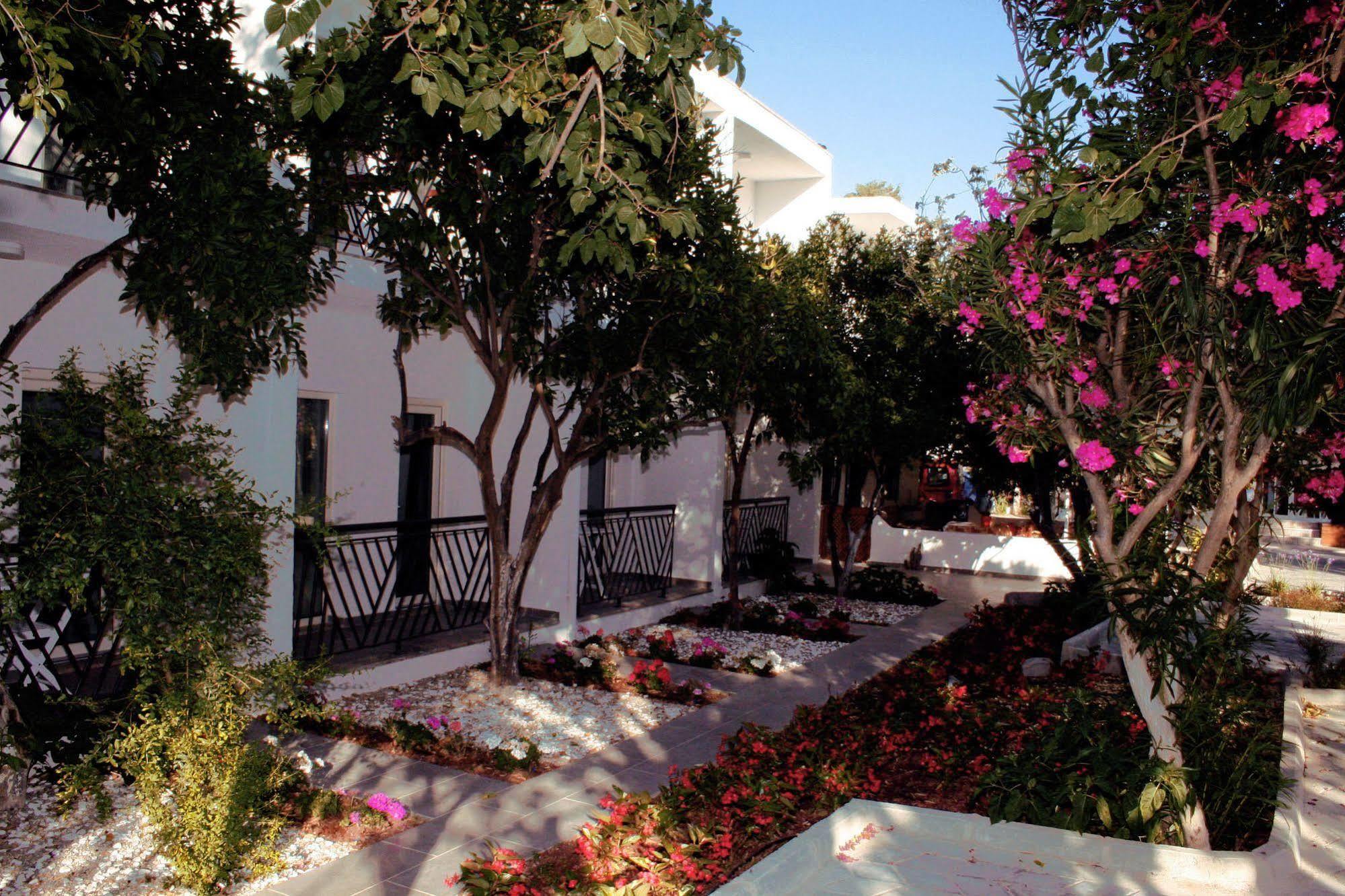 Meggs Bodrum Beach Restaurant & Hotel Ortakent Dış mekan fotoğraf